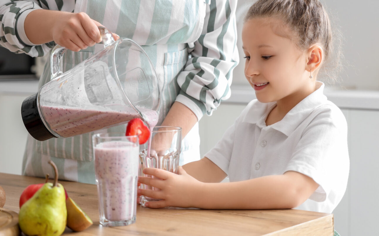 girl making smoothie