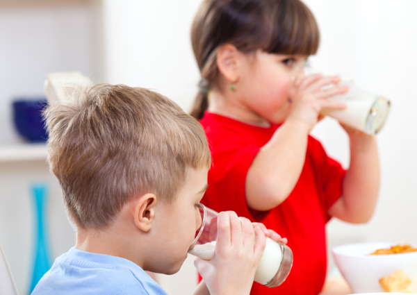 kids drinking milk