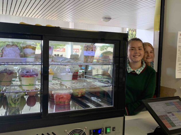 kids next to canteen food