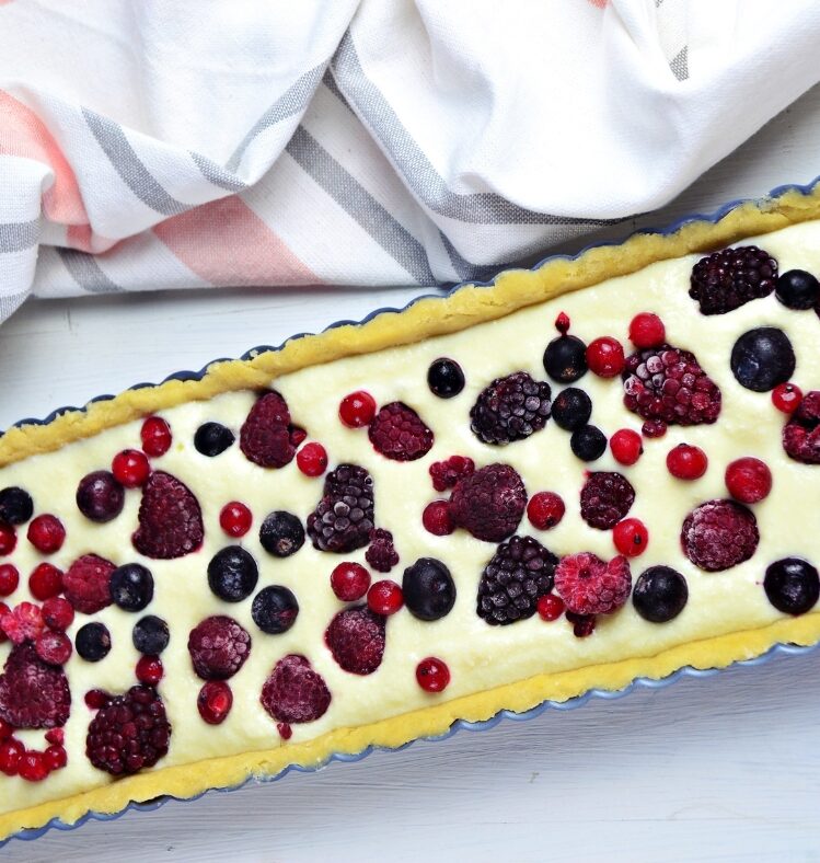 Berry cheesecake in a cake tin